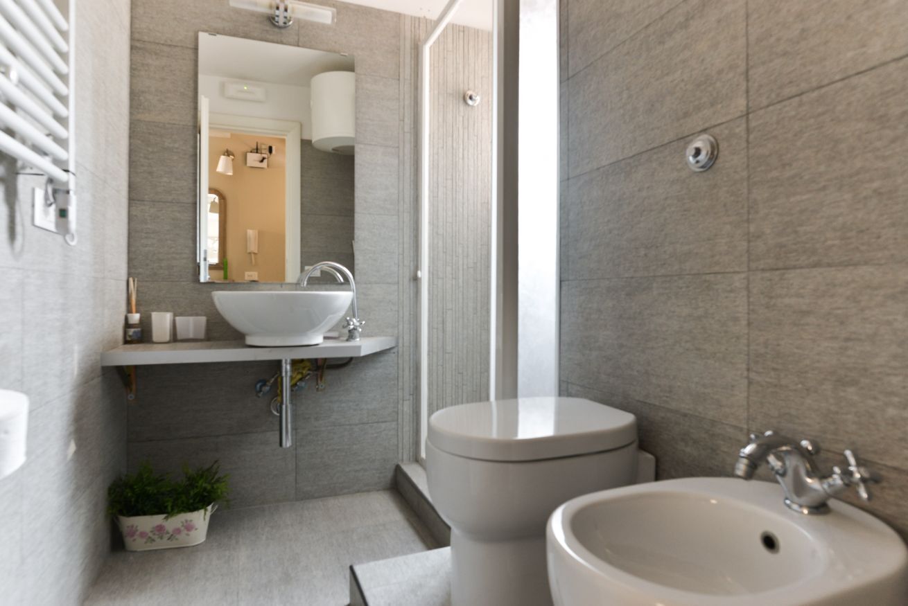 Een douche, een haardroger, een bidet, handdoeken