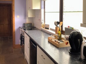 Trona infantil y utensilios de cocina