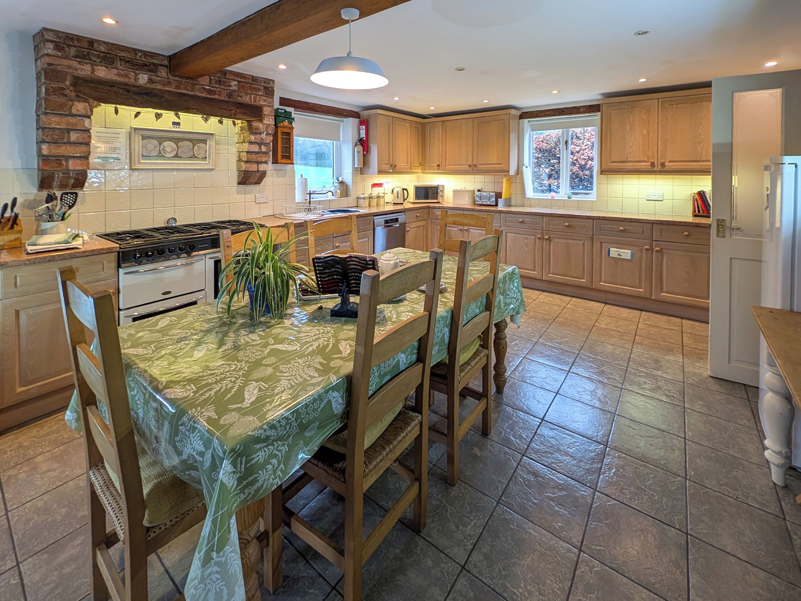 Een vaatwasser, een kinderstoel