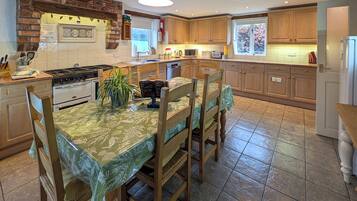 Een vaatwasser, een kinderstoel