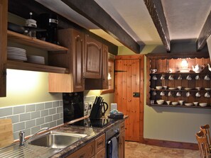 Oppvaskmaskin og høy barnestol