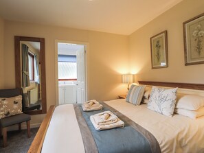 3 bedrooms, free WiFi, bed sheets - 3 bedroom accommodation in Gorstan, near Garve (Gorstan, near Garve)