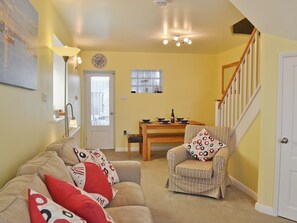 TV, fireplace - 2 bedroom accommodation in Ventnor (Ventnor)