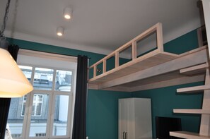 Appartamento, 2 letti matrimoniali, non fumatori, vista città | Ferro/asse da stiro, Wi-Fi gratuito, lenzuola