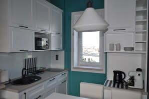 Appartamento, 2 letti matrimoniali, non fumatori, vista città | Angolo cottura privato | Frigorifero, microonde, forno, piano cottura