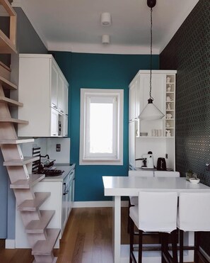 Frigorifero, microonde, forno, piano cottura