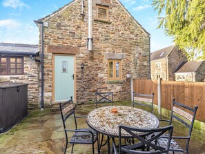 Outdoor dining - 3 bedroom accommodation in Cutthorpe, near Chesterfield (Cutthorpe, near Chesterfield)