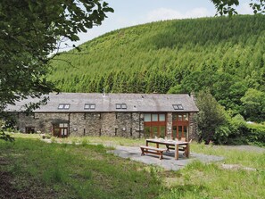 Exterior - 4 bedroom accommodation in Abergynolwyn (Abergynolwyn)