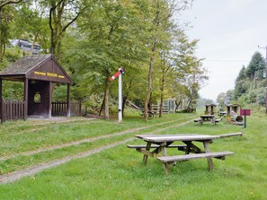 Outdoor dining - 4 bedroom accommodation in Abergynolwyn (Abergynolwyn)