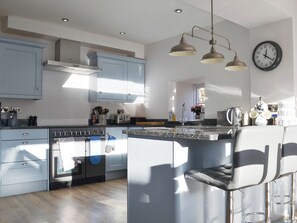 Lavavajillas y trona infantil