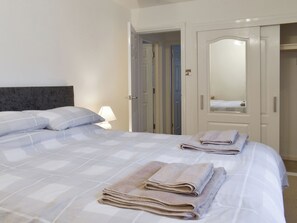 3 bedrooms, free WiFi, bed sheets - 3 bedroom accommodation in Bowness-on-Windermere (Bowness-on-Windermere)