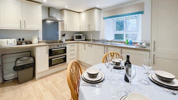 Lavavajillas y trona infantil