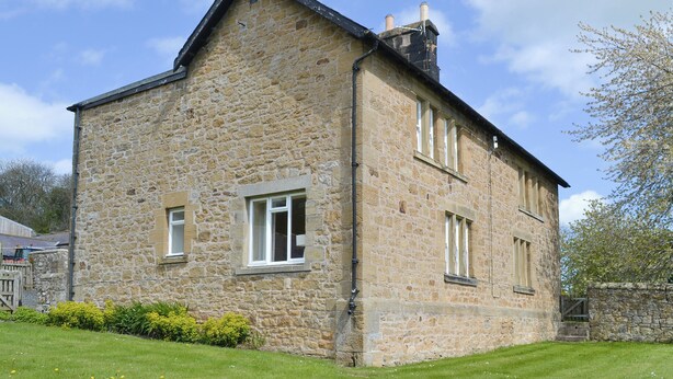 A stone building with a gabled roof and two chimneys. - 3 bedroom accommodation in near Alnwick (near Alnwick)