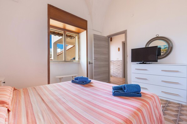 4 bedrooms, iron/ironing board