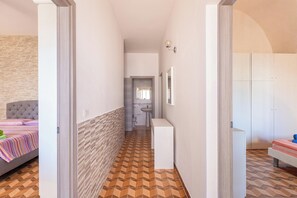 4 Schlafzimmer, Bügeleisen/Bügelbrett