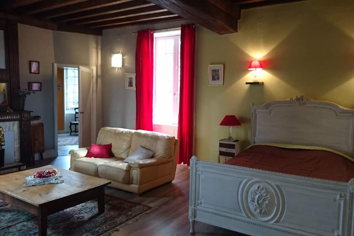 Double Room (Blanche) | Individually decorated, individually furnished, desk, blackout curtains
