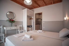 Desk, blackout drapes, free WiFi, bed sheets - Frida Apartments (Corfu)