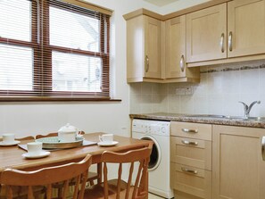 Cookware/dishes/utensils - 2 bedroom accommodation in Keswick (Keswick)