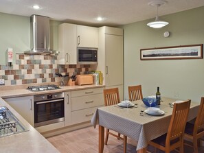 Dishwasher, cookware/dishes/utensils - 3 bedroom accommodation in Keswick (Keswick)