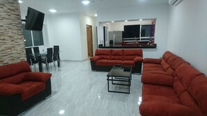 3 Recamaras, 3 banos, Cocina (144 mts2) | Living room | 43-inch flat-screen TV with cable channels, TV - Palmas de Chahue (Santa María Huatulco)