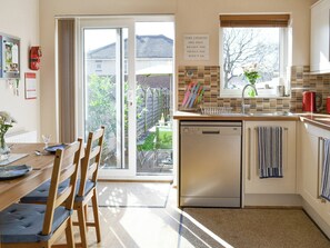 Oppvaskmaskin, høy barnestol og fryser