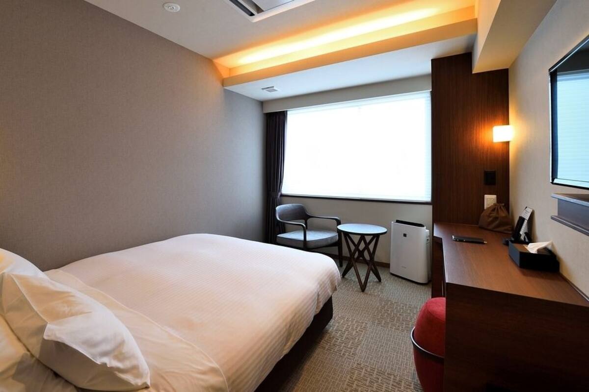 In-room safe, desk, WiFi (free), bed sheets