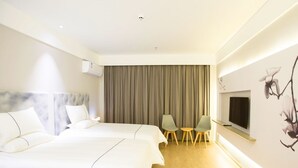 A modern hotel room with two beds, a television, and a seating area. - Magnotel Hotel –South Railway Station, Huizhou (Huizhou)