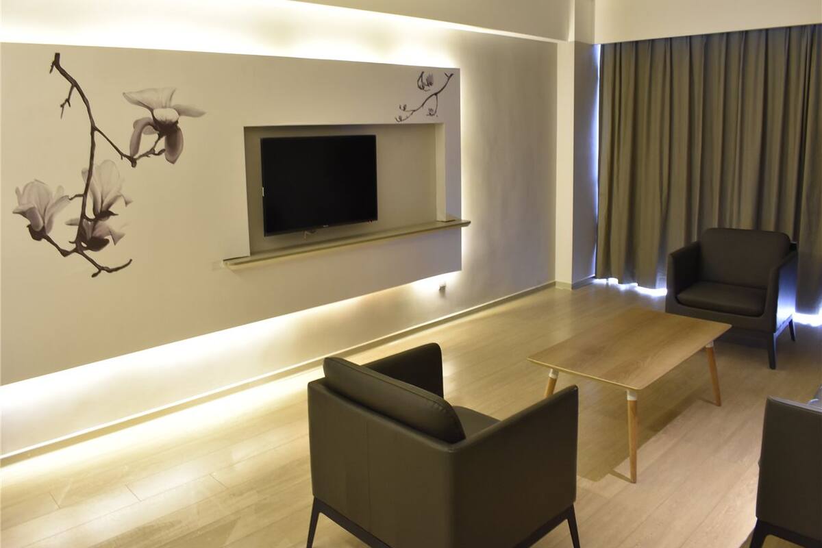 Business Suite (A) | Rollaway beds, free WiFi