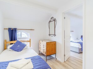 5 bedrooms, free WiFi, bed sheets - 5 bedroom accommodation in Wroxham (Wroxham)