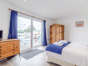 5 bedrooms, free WiFi, bed sheets - 5 bedroom accommodation in Wroxham (Wroxham)