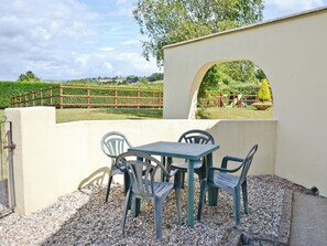 Outdoor dining - Honeysuckle Bungalow (Maidencombe, near Torquay)