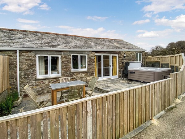 Outdoor dining - 2 bedroom accommodation in Treligga, near Port Isaac (Treligga, near Port Isaac)