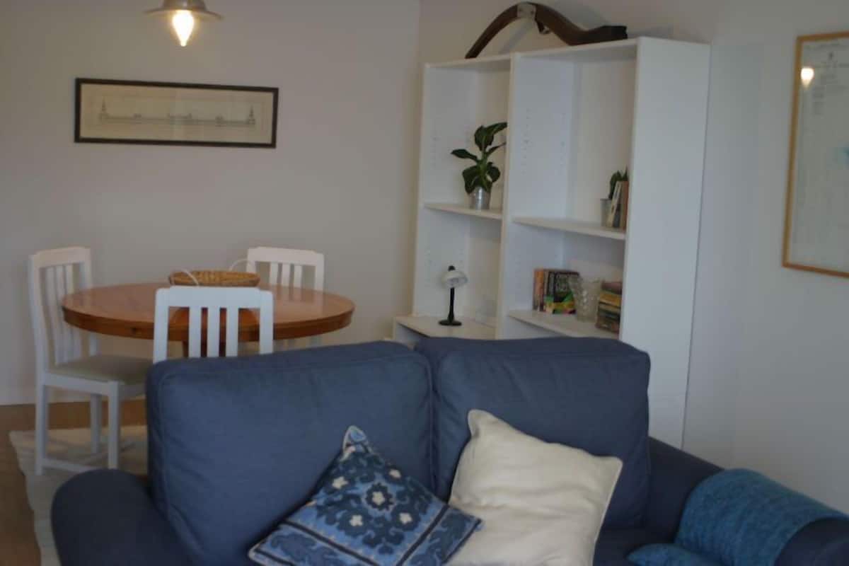 Apartment, 1 Schlafzimmer, Balkon, Meerblick (Cliff View) | Wohnzimmer | Flachbildfernseher