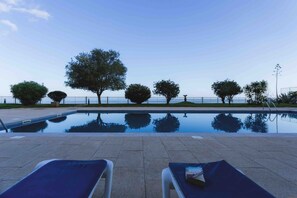 Outdoor pool - Baía Apartment (Funchal)