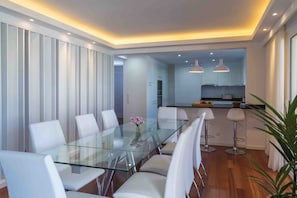 Apartment, 4 Bedrooms, Balcony, Sea View (Baía Cliff View) | In-room dining