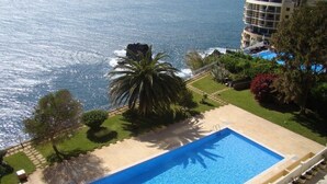 Outdoor pool - Baía Apartment (Funchal)