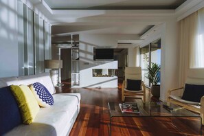 Apartment, 4 Schlafzimmer, Balkon, Meerblick (Baía Cliff View) | Wohnzimmer | Flachbildfernseher