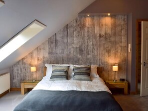 5 bedrooms, free WiFi, bed sheets