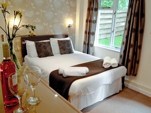 5 bedrooms, free WiFi, bed sheets - Riverside Cottage - B6859 (Liskeard)