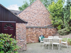 Outdoor dining - 3 bedroom accommodation in Swanick, near Alfreton (Swanick, near Alfreton)