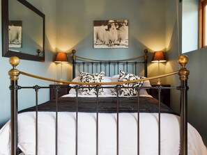 2 bedrooms, free WiFi, bed sheets - 2 bedroom accommodation in Martin, Fordingbridge (Martin, Fordingbridge)