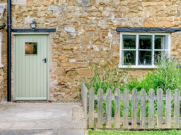 Exterior - 3 bedroom accommodation in Breadstone, Vale of Berkeley (Breadstone, Vale of Berkeley)