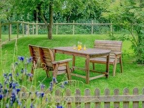 Outdoor dining - 3 bedroom accommodation in Breadstone, Vale of Berkeley (Breadstone, Vale of Berkeley)