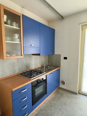Een koelkast, een magnetron, een oven, een kookplaat