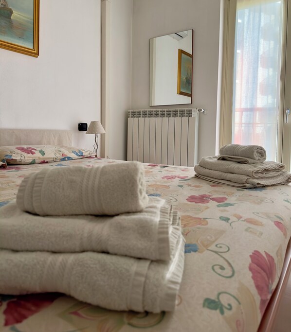 1 dormitorio, tabla de planchar con plancha, ropa de cama