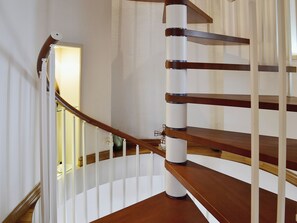 A wooden staircase with white railings and a handrail. - 2 bedroom accommodation in Tynlon, near Rhosneigr (Tynlon, near Rhosneigr)