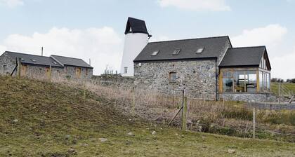 2 bedroom accommodation in Tynlon, near Rhosneigr