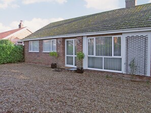 Exterior - 2 bedroom accommodation in Potter Heigham, near Great Yarmouth (Potter Heigham, near Great Yarmouth)