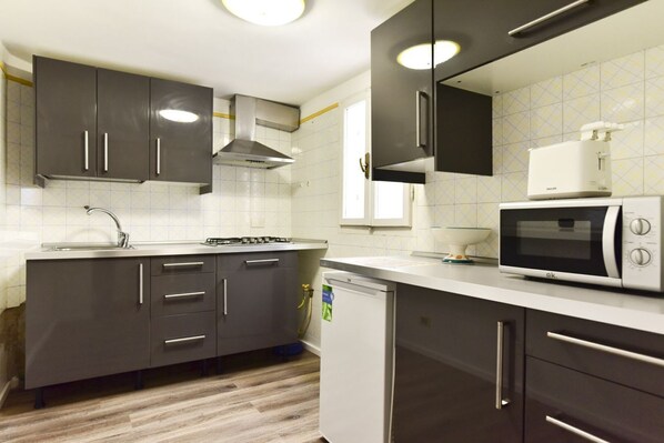 Microwave, stovetop, ice maker