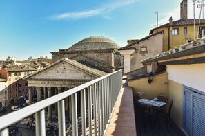Outdoor dining - Stunning Pantheon View from terrace (Roma)